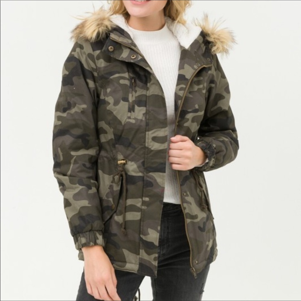 Women’s Winter Coat, LOVE TREE Camouflage Sherpa Lined with fur trim, Size small